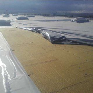Недотримання/відсутність розрахунку вітрових завантажень на гідроізоляційний килим